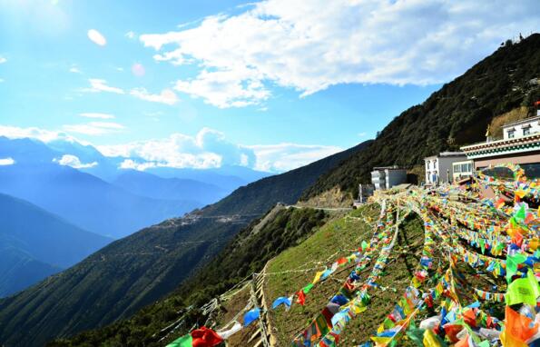 成都、稻城、亞丁、奔子欄、中甸、麗江九日游