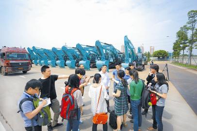 “財(cái)富”盛宴開席前 中外媒體記者“走進(jìn)成都”