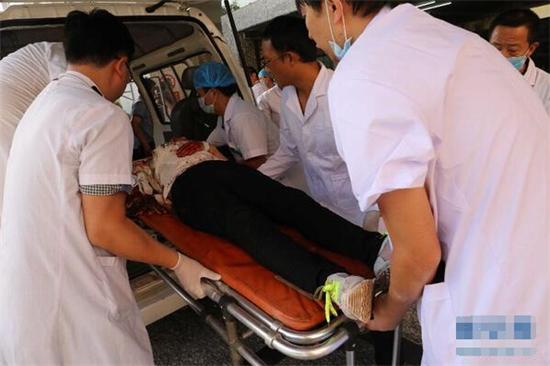 旅游大巴車(chē)側(cè)翻致8人死亡25人受傷